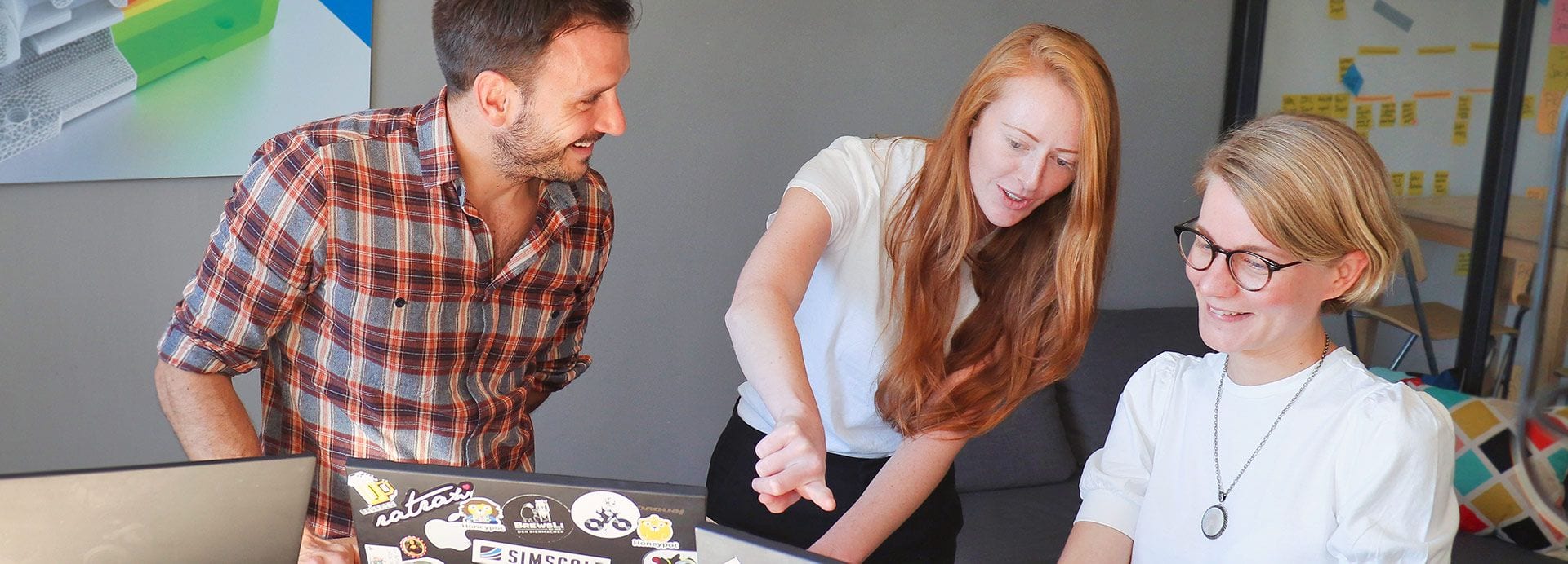 arnaud meg and lisa looking at a laptop amd learning about the simscale values 